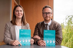 Sozialmanagerin und FH-Alumna Jana Kunze und Prof. Dr. Julian Löhe vom Fachbereich Sozialwesen der FH Münster mit ihrer kürzlich veröffentlichten Erstauflage des Fachbuchs „Self-Leadership in Sozialen Organisationen“.  Michelle Liedtke  FH Münster