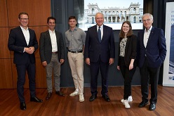(v.l.) Prof. Dr. Kai-Oliver Schocke, Prof. Dr.-Ing. Michael Horstmann, Preisträger Leon Morlock, Ulrich Caspar, Preisträgerin Rebecca Koblitz und Stefan Messer.  Goetzke Photographie  IHK Frankfurt am Main