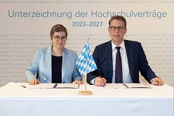 Prof. Lydia Grün und Staatsminister Markus Blume bei der Unterzeichnung des Hochschulvertrags  Wolfgang M. Weber  StMWK/Wolfgang M. Weber