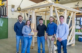 So sehen Sieger:innen aus: Team B und die Jury des diesjährigen Semesterprojekts.  FH Aachen | Sascha Halabut