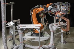 Schweißen mit einem Roboter. Wie verhält sich Aluminium während des Fügeprozesses? Zu dieser Frage forscht die MPA Universität Stuttgart.  MPA, Universität Stuttgart