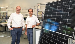Im neuen Forschungsschwerpunkt Cloud-Energy-Lab wollen Prof. Dr. Martin Kiel (l.) und Prof. Dr. Yves Rosefort (r.) sowie zahlreich weitere Lehrende der FH Dortmund ihre Daten aus den verschiedensten Laboren bündeln.  Benedikt Reichel  FH Dortmund