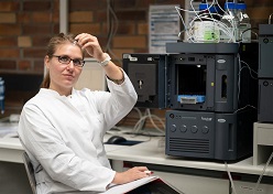 Nadine Kiefer hat ein Vial, eines der Fläschchen mit einer Probe, aus dem HPLC genommen.  Natale Schalk  Hochschule Coburg