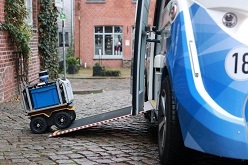 Der kleine Transportroboter Laura soll in Zukunft völlig selbständig die Behördenpost der Stadt Lauenburg ausliefern.  Institut für Technische Logistik, TU Hamburg