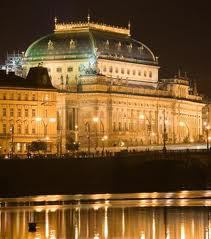Die Prager Staatsoper bei Nacht