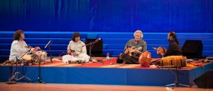 Die Instrumentalisten von Remember Shakti auf der Bühne v.l.n.r. Zakir Hussain (Tablas), U. Shrinivas (Mandoline), John McLaughlin (E – Gitarre), V. Selvaganesh (Kanjira, Ghatam, Mridangam)
