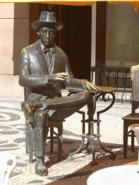 Statue von Fernando Pessao beim Café a Brasileira in Lissabon