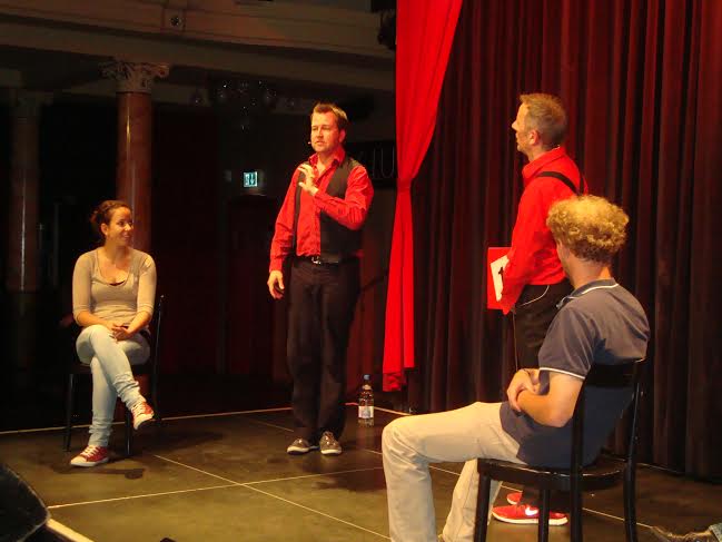 Reto Bernhard (l) und Randulf Lindt interagieren mit zwei ahnungslosen Besuchern