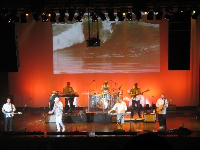 The Beach Boys, aktuelle Besetzung. Und dan The Beach Boys, aktuelle Besetzung. Und dann sind sie da und die Show beginnt unverzüglich