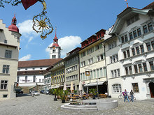 Hier, auf dem Rathausplatz findet der Gansabhauet jeweils statt