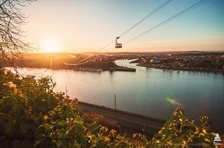 Schwebend zum Ziel: Immer mehr Hoffnung ruht auf Seilbahnsystemen als umweltfreundliche Alternative im Stadtverkehr (hier ein Bild aus der Region Koblenz). Ein neues von der Deutschen Bundesstiftung Umwelt (DBU) fachlich und finanziell gefördertes Vorhaben untersucht eine solche Option. © Skyglide Event Deutschland GmbH 