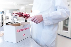 Blutspende wird in Kühlbox verpackt