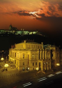 Das Rudolfinum (Stammhaus der Tschechischen Philharmonie) bei Nacht