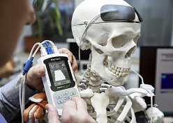 Hightech aus Mecklenburg-Vorpommern: Das weltweit erste mobile System zur Messung der zerebralen Sauerstoffsättigung. Thomas Rahr / Universität Rostock