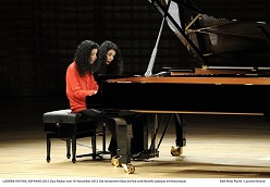 Katia und Marielle Labèque nebeneinander für Ravel