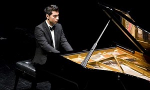 Solist am Piano Arsha Kaviani, 1990, Vereinigte Arabische Emirate