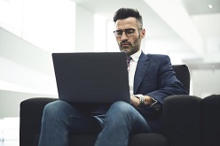 Manager ohne Mitgefühl: Mindert virtuelle Zusammenar-beit das Verantwortungsgefühl für Mitarbeitende? Dieser Frage wurde in Tübingen nachgegangen  iStock