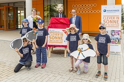 Schüler der 61. Grundschule in Dresden freuen sich zusammen mit dem sächsischen Kultusminister Christian Piwarz (Mitte), Schulleiterin Regine Rogalla und Prof. Martin Bornhäuser (NCT/UCC, Uniklinik Dresden) über die Auszeichnung als Sonnenchecker-Schule.  René Jungnickel