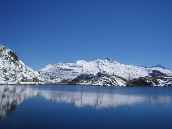 malerischer Bergsee in den Schweizer Alpen