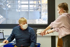 Dr. Bastian Leutenecker-Twelsiek und Caroline Sommer diskutieren die neuste Version des Zusatzgeräts für ein CPAP-Gerät.  Foto: Martin Koch