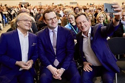 Ein gemeinsames Selfie zum Start des DIVI-Kongresses (v.l.): Kongresspräsident Professor Bernd W. Böttiger, Bundesgesundheitsminister Jens Spahn und Kabarettist Dr. Eckart von Hirschhausen. Foto: Mike Auerbach