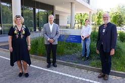 Ostwestfälische Forschungskooperation: (v.l.) Prof. Dr. Barbara Kaltschmidt, Prof. Dr. Cornelius Knabbe, Anna Höving und Prof. Dr. Christian Kaltschmidt  (Foto: Marcel Mompour).  HDZ NRW