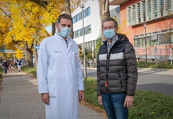 Christian Redo (r.) trifft Prof. Jürgen Weitz, Direktor der Klinik für Viszeral-, Thorax- und Gefäßchirurgie (l.) im Uniklinikum. Er hat Pankreaskrebs-Patienten im Sommer operiert.  UK Dresden / Marc Eisele