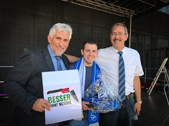 Ehrung auf der großen Bühne: Wettbewerbsgewinner Giuseppe Venza (23, m.) mit Polizeipräsident Jörg Lukat (l.) und Kripo-Chef Andreas Dickel.