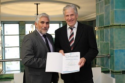 Polizeipräsident Jörg Lukat begrüßt Heinz-Jürgen Schröter im Kreis der Seniorensicherheitsberater. (Foto: Polizeipräsidium Bochum)