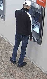 Hinweise zu dem Tatverdächtigen nimmt die Polizei unter 0201/829-0 entgegen.