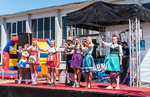 Genügend Tranksame ist auch vorhanden, kredenzt von attraktiven Damen