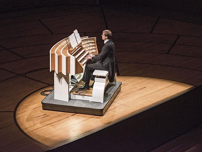 Christian Schmitt weiht den mobilen Spieltisch der KKL-Orgel ein. Foto Dominik Wunderli