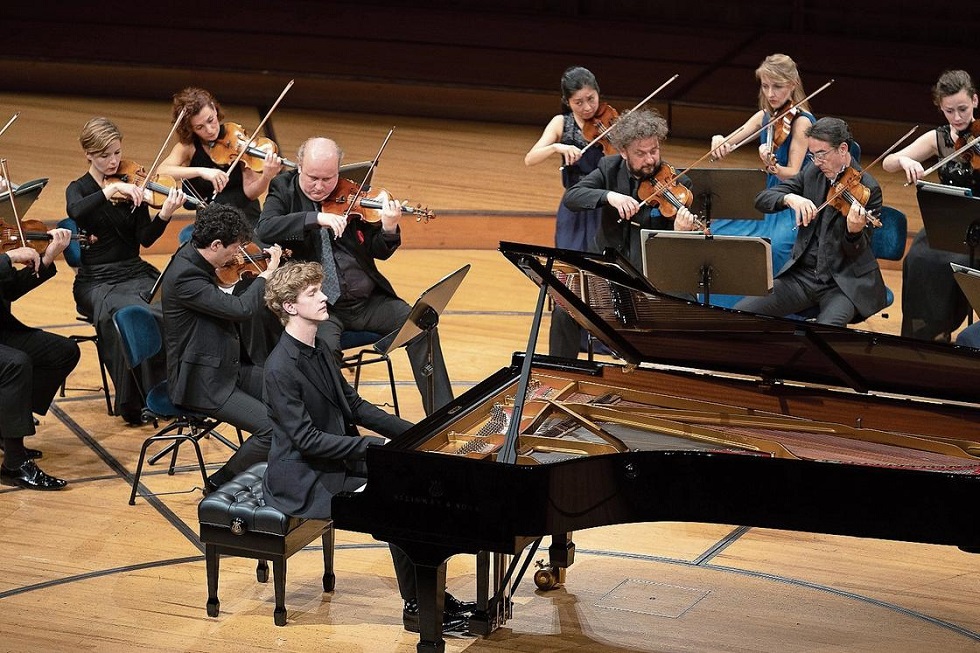 Der Pianist Jan Lisiecki mit den Festival Strings Lucerne im KKL Foto Fabrice Umiglia