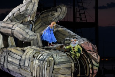 Gilda auf der Riesenhand des Rigoletto Foto Karl Forster