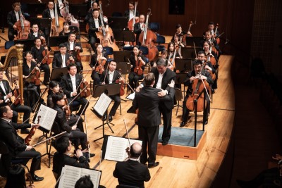 Long Yu Dirigent und Frank Peter Zimmermann Solist Violine beglückwünschen sich