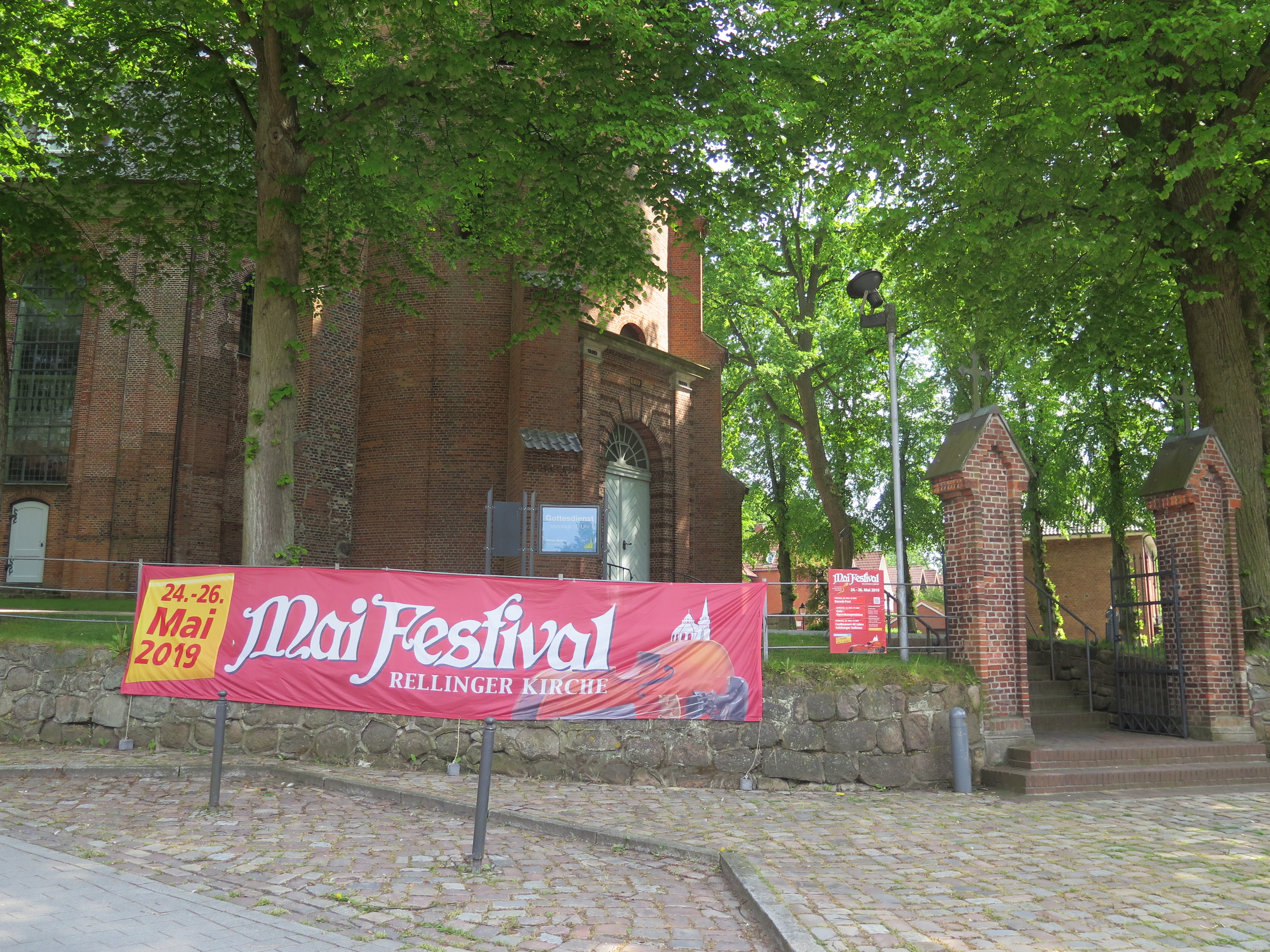 Mai Festival Plakat vor der Rellinger Kirche