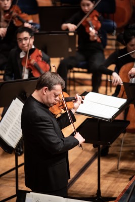 Solist Frank Peter Zimmermann voll konzentriert