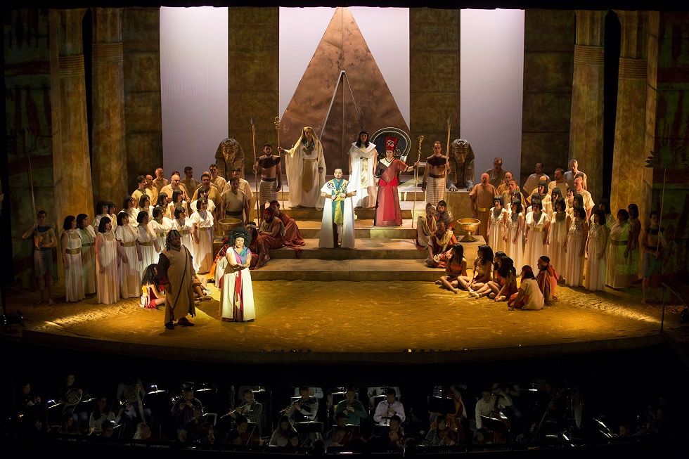 Aida im Teatro Cervantes in Malaga, Szenenfoto mit Orchester Foto Daniel Pérez