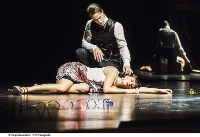 Todd Boyce als Don Alfonso und Eleonora Vacchi als Dorabella