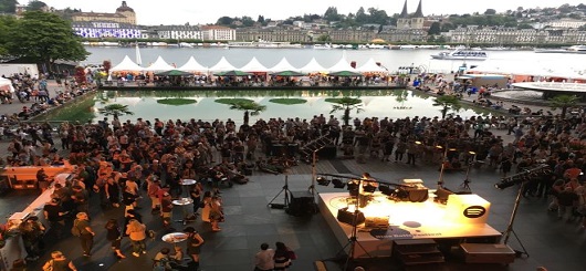 Trotz heftigem Regen gute Stimmung am ersten Abend des Blueballs Festival 2017,Foto Yanik Probst 