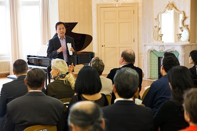 Botschafter Dr. Gu hält eine Ansprache
