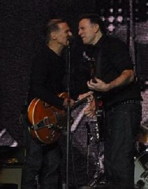 Brian Adams und Leadgitarrist Keith Douglas Scott