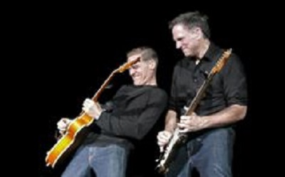 Brian Adams und Leadgitarrist Keith Douglas Scott