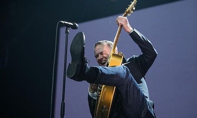Bryan Adams bei seinem energiegeladenen Auftritt © Juergen Fuchs