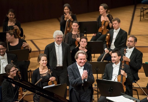 Jubiläums-Applaus für Pianist Rudolf Buchbinder (vorne), Dirigent Peter Oundjian und das Luzerner Sinfonieorchester, Foto Priska Ketterer - Kopie