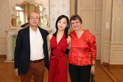 Komponist Ching-Wen Lin links, mit Shih Wei, mitte und seiner Frau, rechts