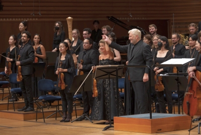 Anne-Sophie Mutter Thomas Adès und das Orchester geniessen die stehende Ovation nach der Uraufführung von Air