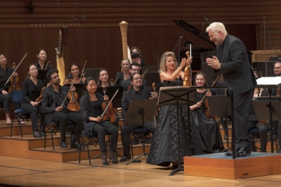 Anne-Sophie Mutter und Thomas Adès beglückwünschen sich gegenseitig Foto Priska Ketterer