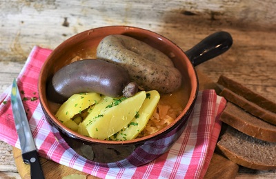 Blut und Leberwurst mit Salzkartoffeln und Sauerkraut