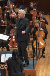Dirigent Thomas Adès gibt den Takt an